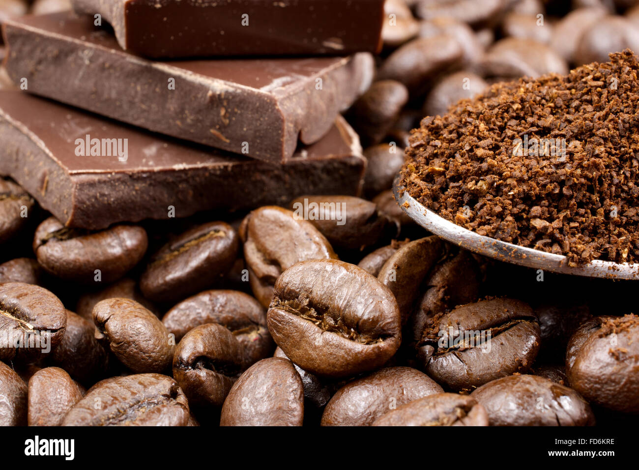 Gemahlenen Kaffee in den Löffel, Kaffee und Schokolade Stockfoto