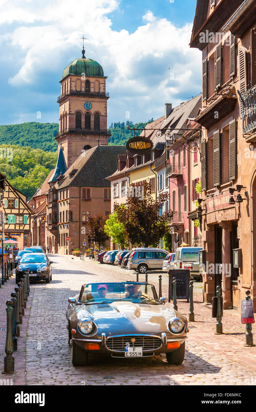Touristischen Autofahren entlang der Route Alsace Kaysersberg Haut-Rhin-Frankreich Stockfoto