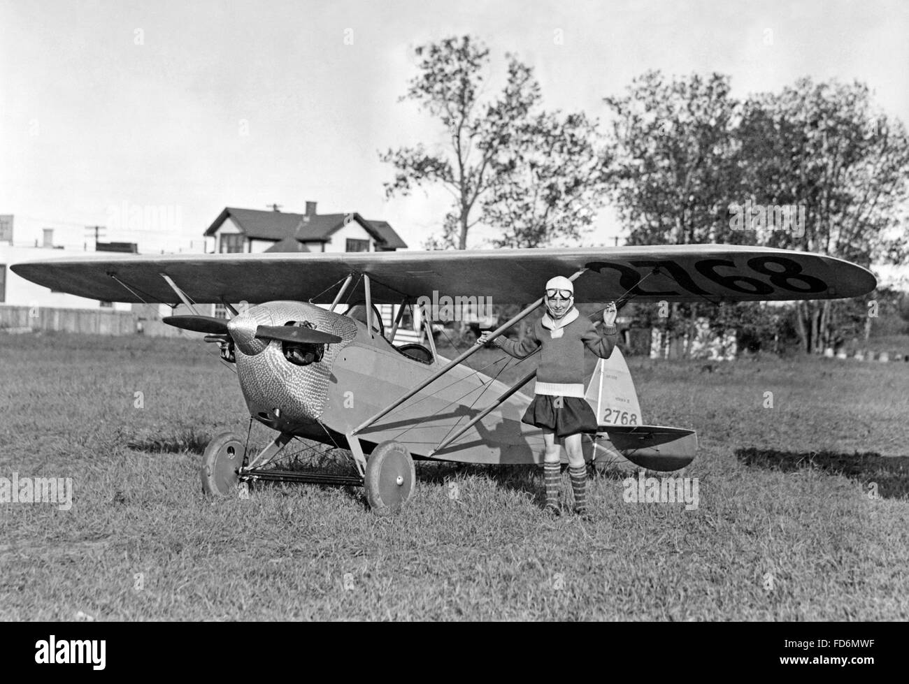 Frau neben einem kleinen Sport-Flugzeug, 1927 Stockfoto