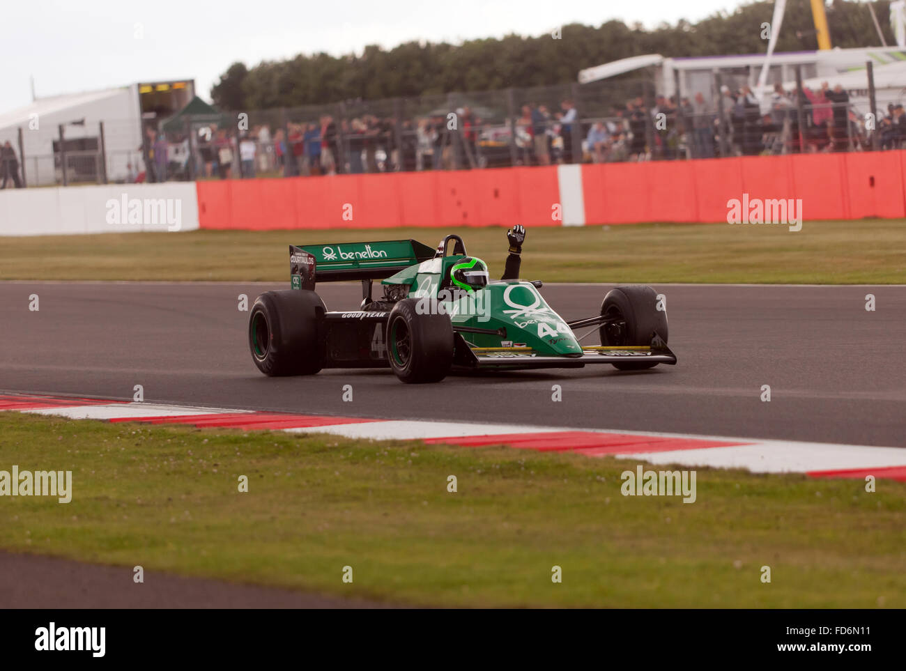Martin Stretton winkt der Menge nach dem Gewinn der FIA Masters historische Formel eine Rennen, von der Pole-Position in einem Tyrrell-12 Stockfoto