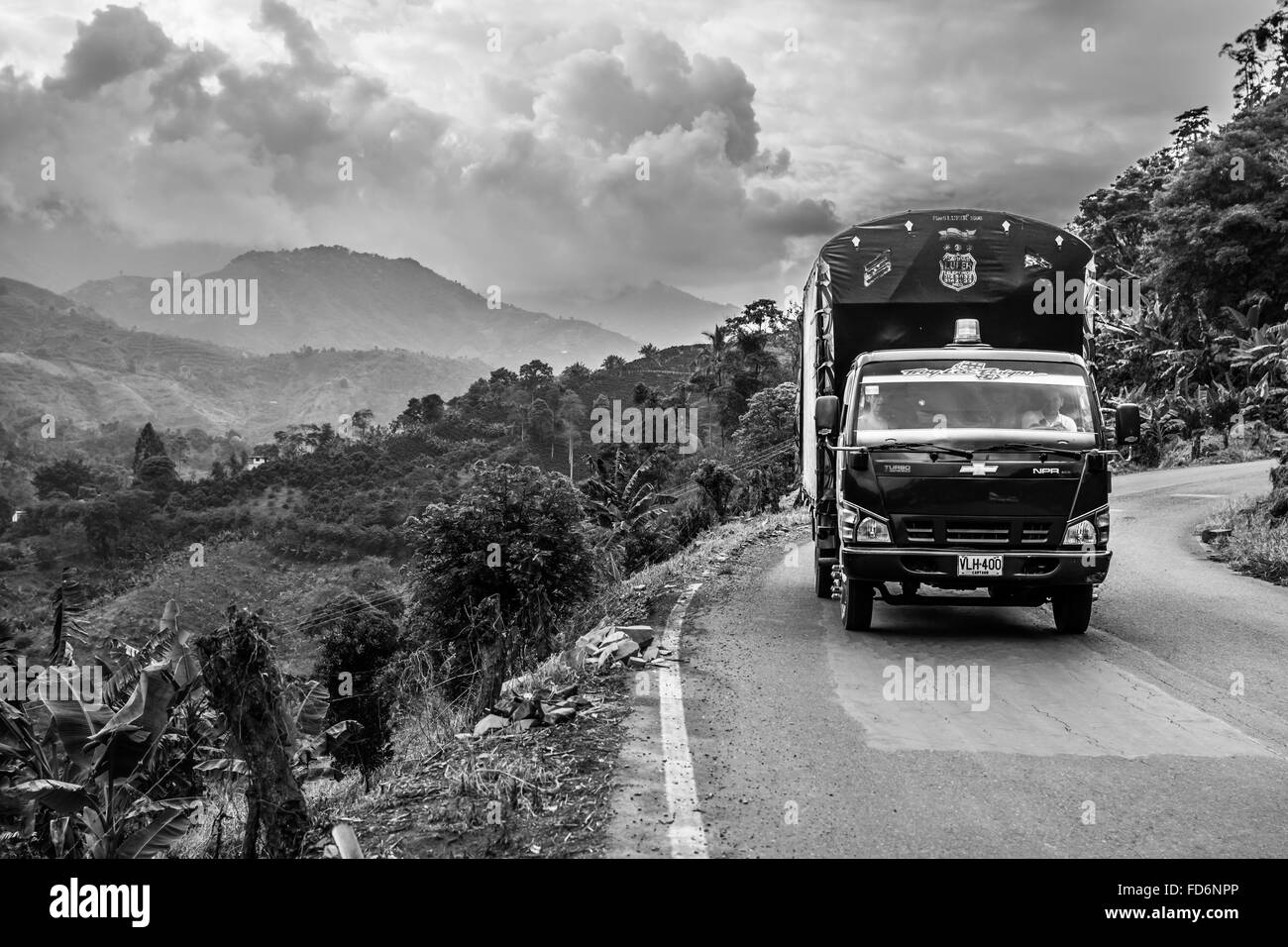 Straße den Berg hinauf, unterwegs bekam diese schöne Landschaft zu erfassen. Stockfoto