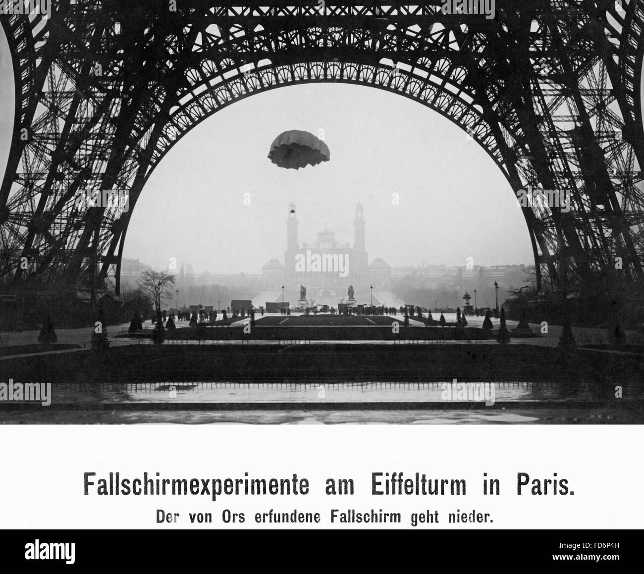 Experimente mit dem Fallschirm auf dem Eiffelturm, 1913 Stockfoto