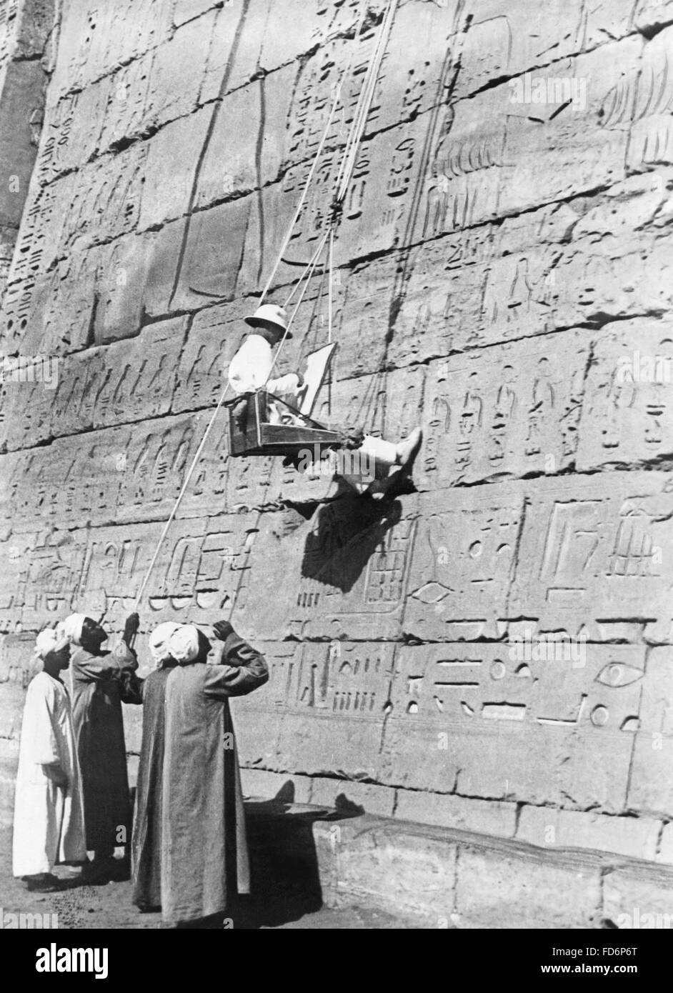 das-aufschreiben-von-hieroglyphen-1931-stockfotografie-alamy