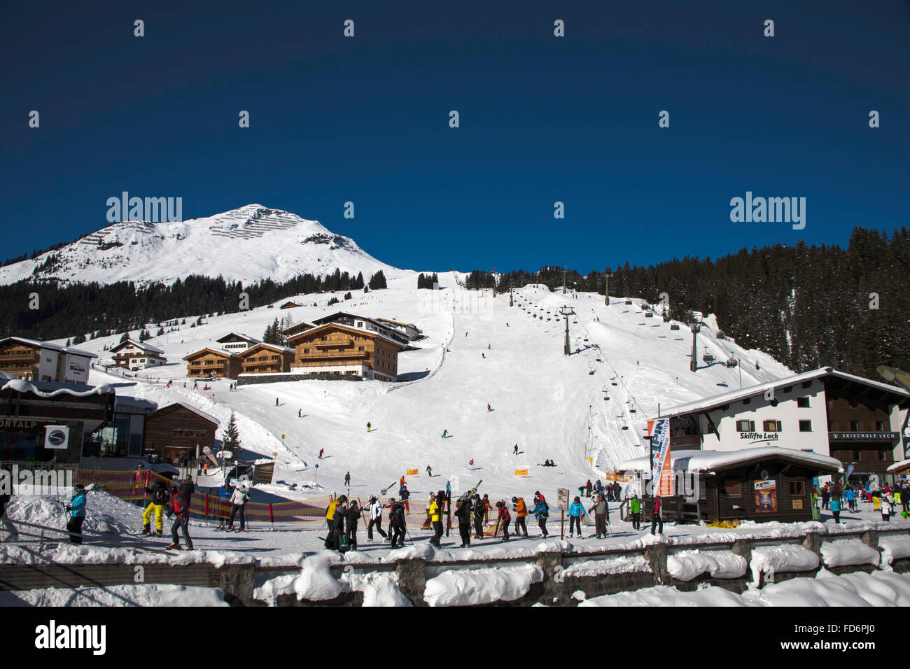 Skischulen und Skipisten neben dem Fluss Lech Lech Arlberg-Österreich Stockfoto