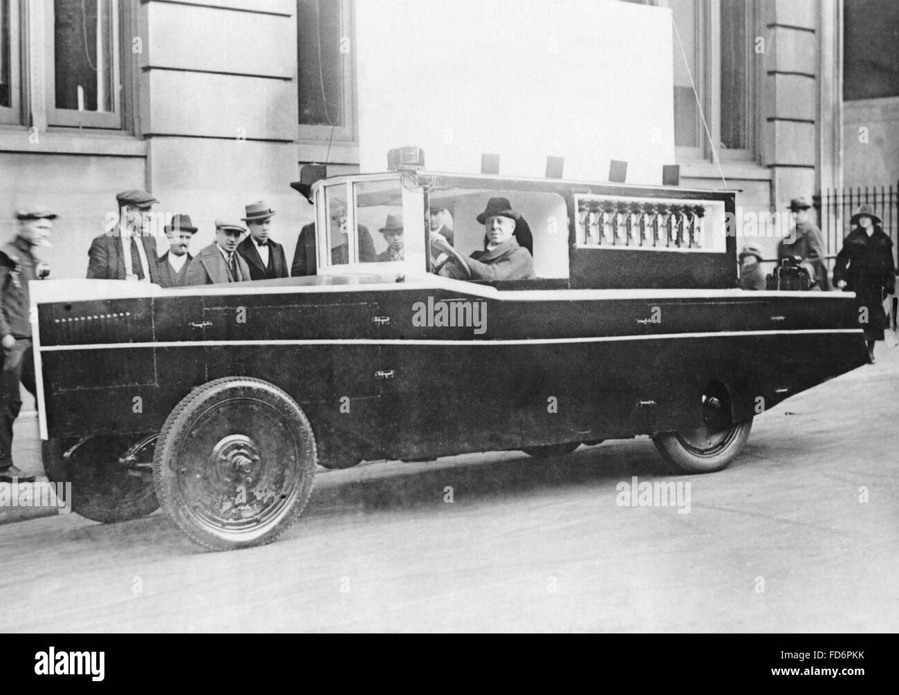 Mann fahren ein Amphibienfahrzeug auf einer Straße, 1945 Stockfoto