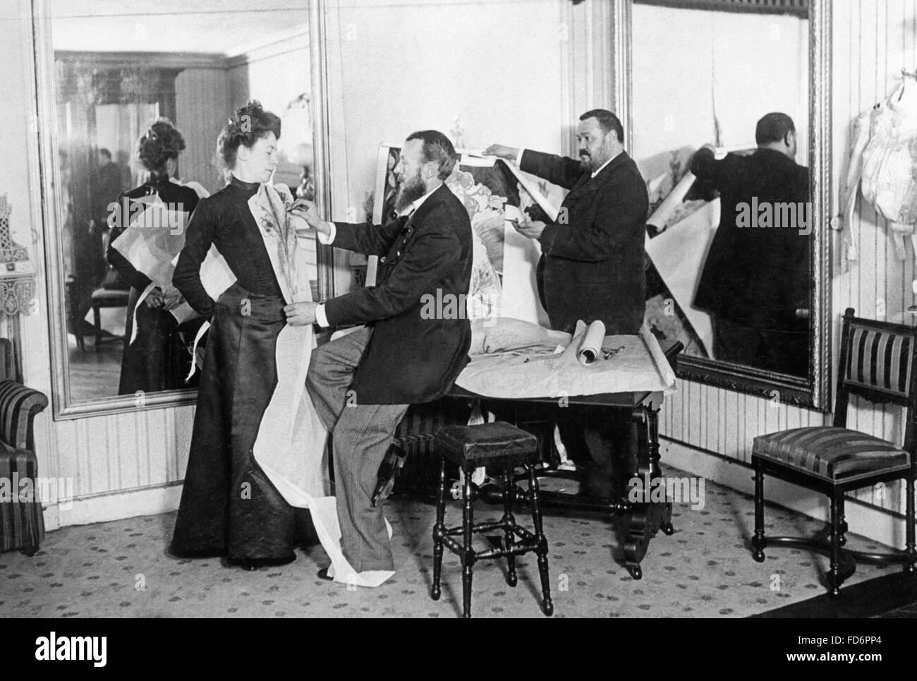 Modell-Künstler in einem Modestudio in Paris, 1908 Stockfoto