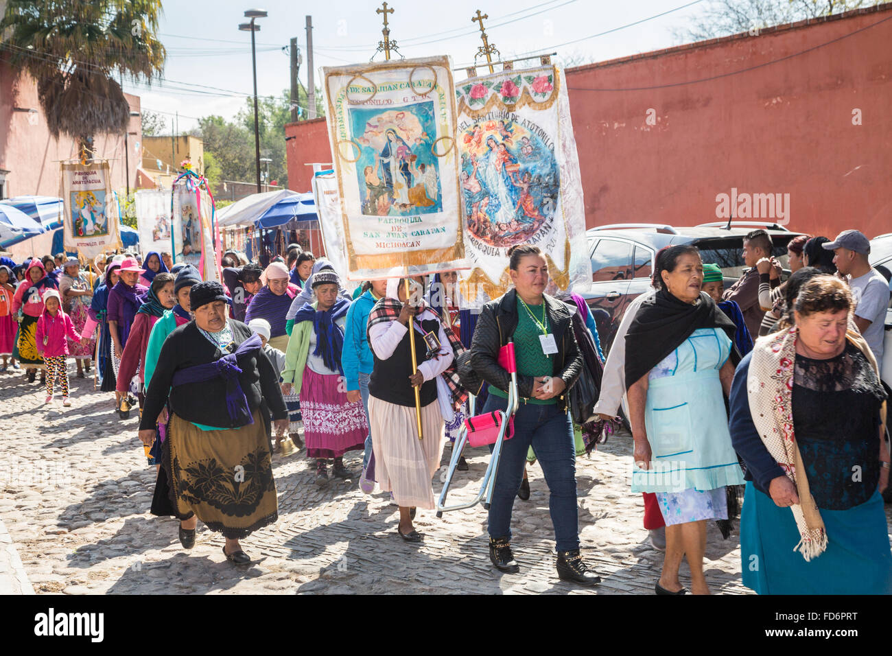 Einheimische Pilger hält eine Prozession in der Wallfahrtskirche Atotonilco einen wichtigen katholischen Schrein in Atotonilco, Mexiko. Stockfoto