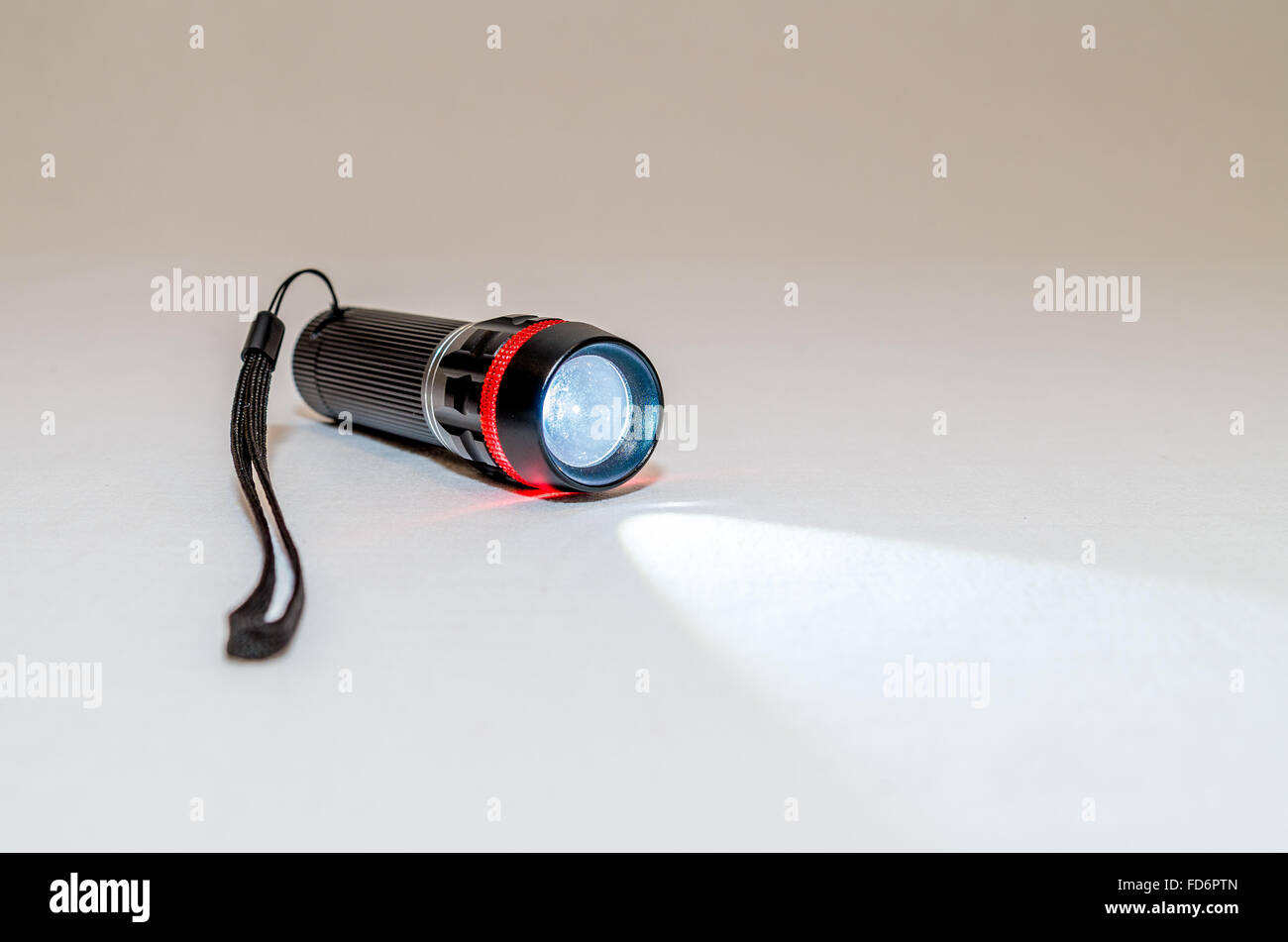 schwarze kleine led Taschenlampe isoliert Stockfoto