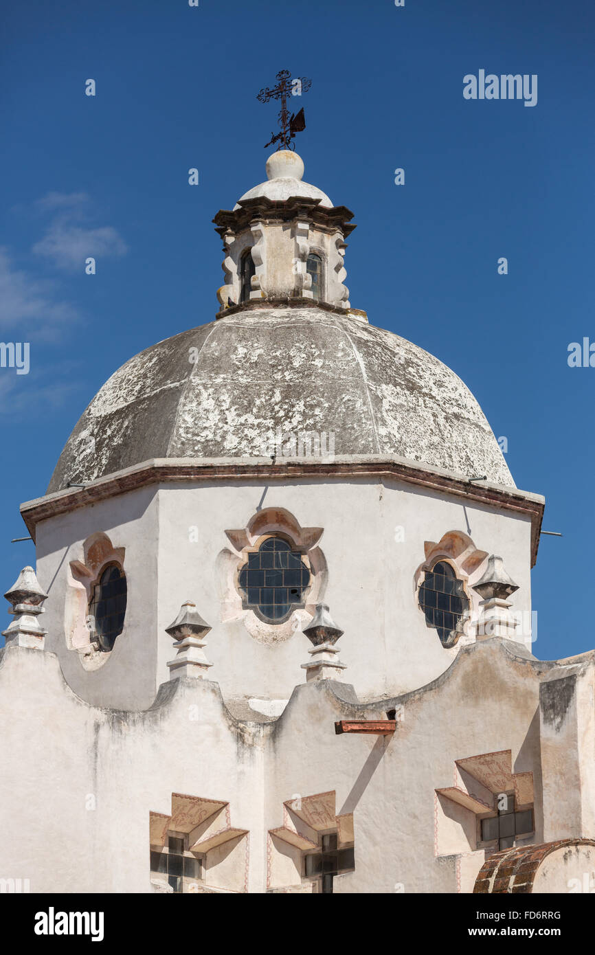 Fassade der Festung wie mexikanische barocke Wallfahrtskirche von Atotonilco und Santa Escuela de Cristo, einem wichtigen katholischen Schrein in Atotonilco, Mexiko. Stockfoto