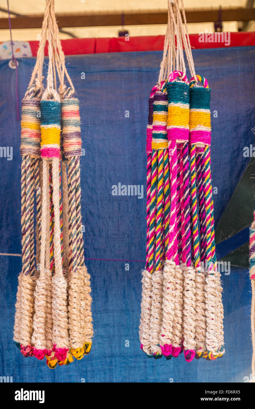 Religiöse Symbole und Peitschen zum Verkauf an kleinen Ständen für mexikanische Pilger und Büßer am Heiligtum Atotonilco einen wichtigen katholischen Schrein in Atotonilco, Mexiko. Stockfoto