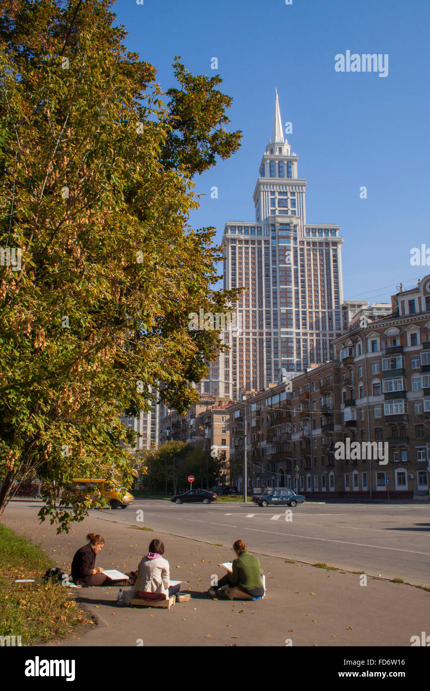 Kunststudenten Skizzieren der Triumph-Palace, Putins Wolkenkratzer imitieren die sieben Schwestern HochhГ gebaut von Stalin, Moskau, Russland Stockfoto