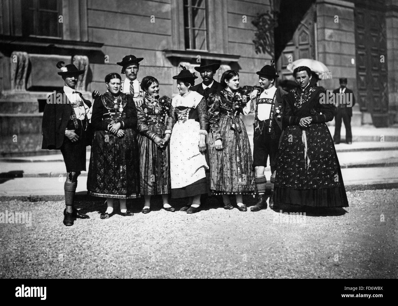 Trachtengruppe (Menschen in Tracht) auf dem Folk-Kostüm-Festival in München, 1895 Stockfoto