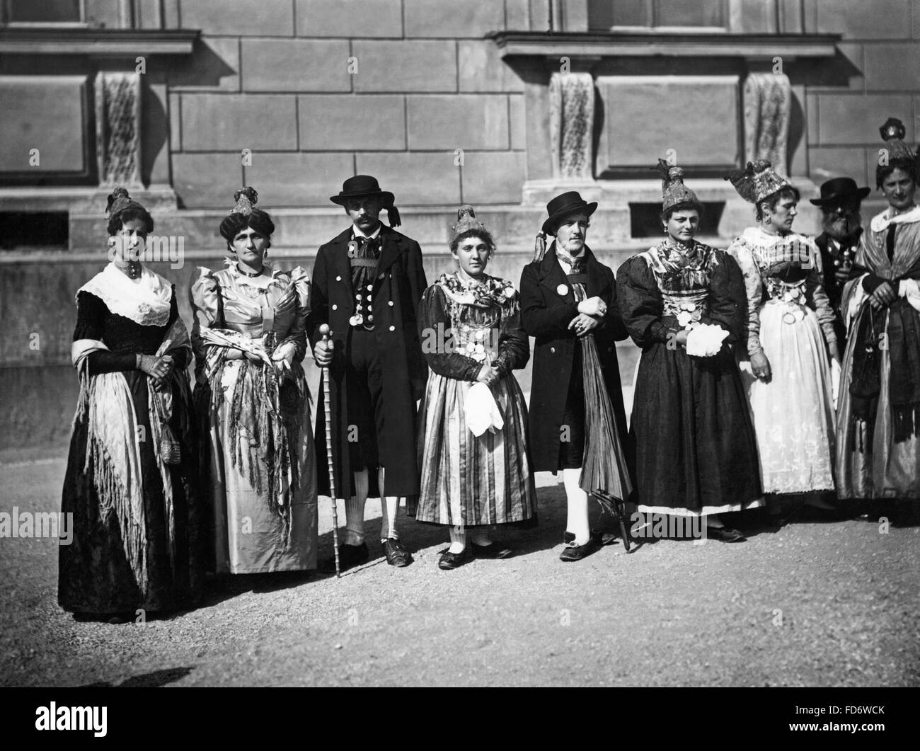 Trachtengruppe (Menschen in Tracht) auf dem Folk-Kostüm-Festival in München, 1895 Stockfoto