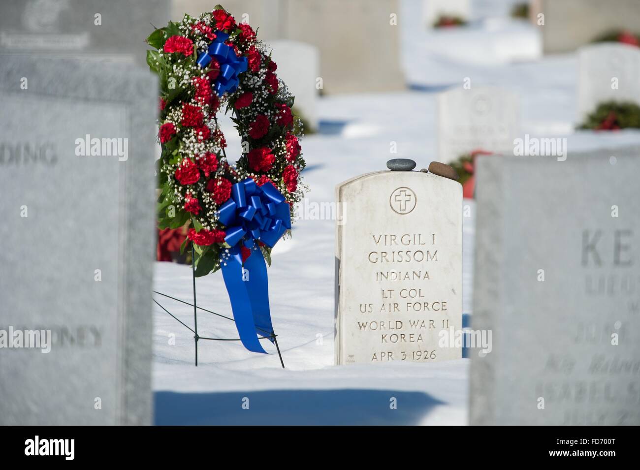 Arlington, Virginia, USA. 28. Januar 2016. Der Grab Marker von Virgil "Gus" Grissom getötet während der Apollo 1-Unfall mit einem Kranz im Rahmen des NASA Tag des Gedenkens an den 30. Jahrestag der Challenger Explosion auf dem Arlington National Cemetery 28. Januar 2016 in Arlington, Virginia. Die Kränze wurden in Erinnerung an die Männer und Frauen, die ihr Leben auf der Suche nach Erforschung des Weltraums verloren. Stockfoto