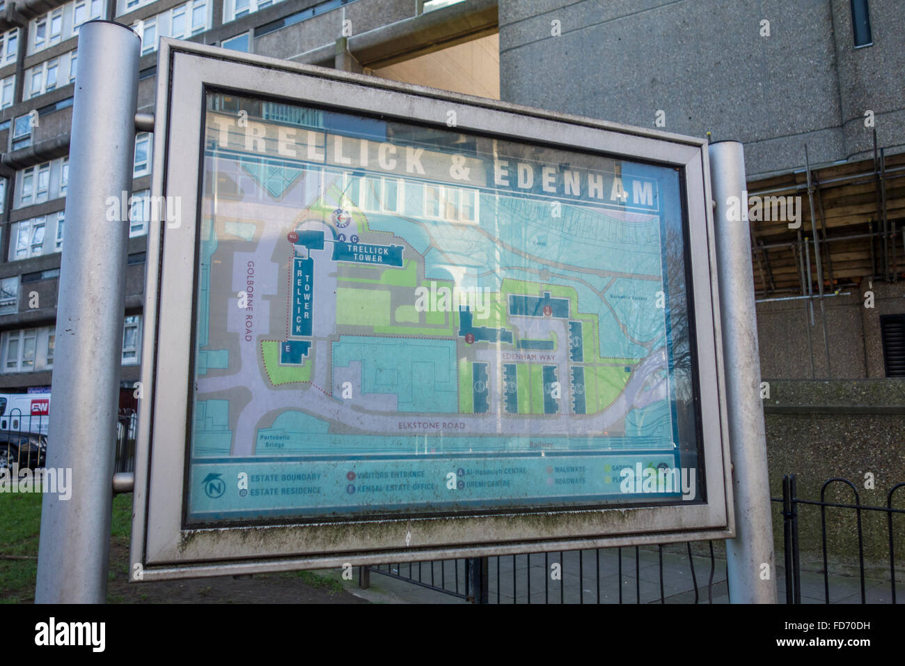 Immobilien-Zeichen und Karte neben Trellick Tower, North Kensington, London, UK Stockfoto