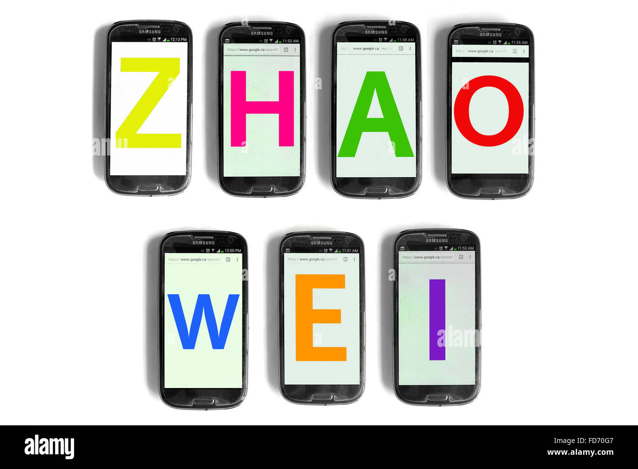 Der Name des Benutzers Weibo Zhao Wei ausgeschrieben auf den Bildschirmen der Smartphones vor einem weißen Hintergrund fotografiert. Stockfoto