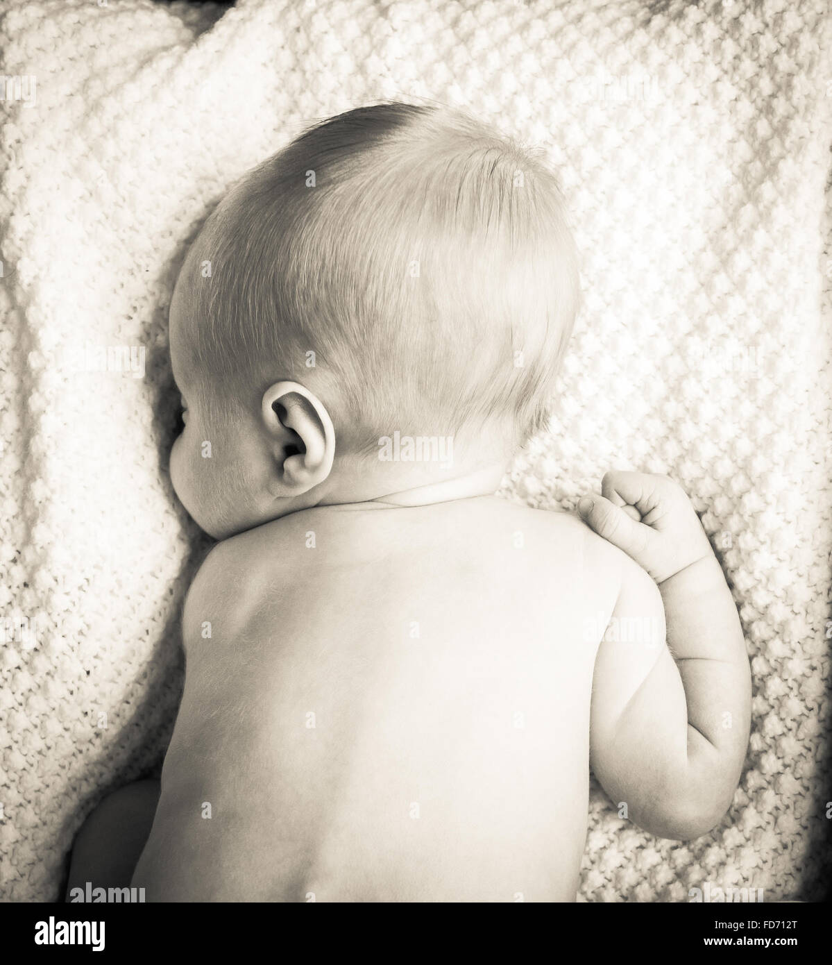 Neugeborene schlafen in einem weißen Tuch mit seinem Gesicht versteckt Stockfoto