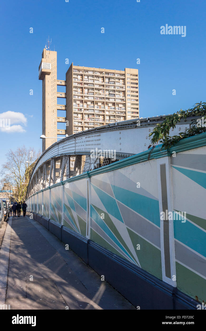 Brutalist Architecture von Trellick Tower Hochhaus Mehrfamilienhaus und das Beispiel des brutalismus von erno Goldfinger, South Kensington, London, Großbritannien Stockfoto