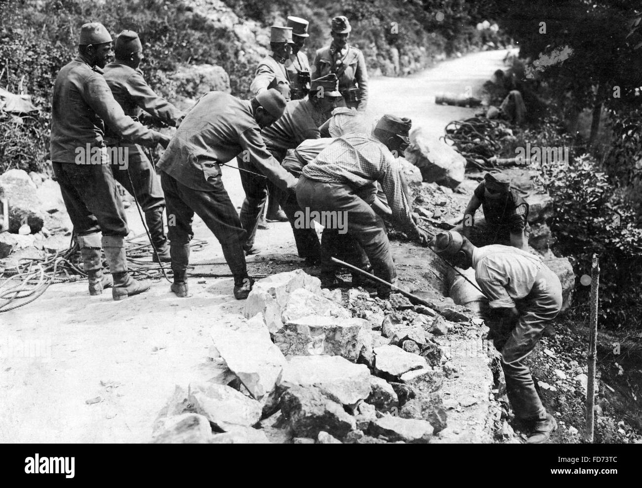 Austro-ungarischen Soldaten erholen Munition, 1917 Stockfoto