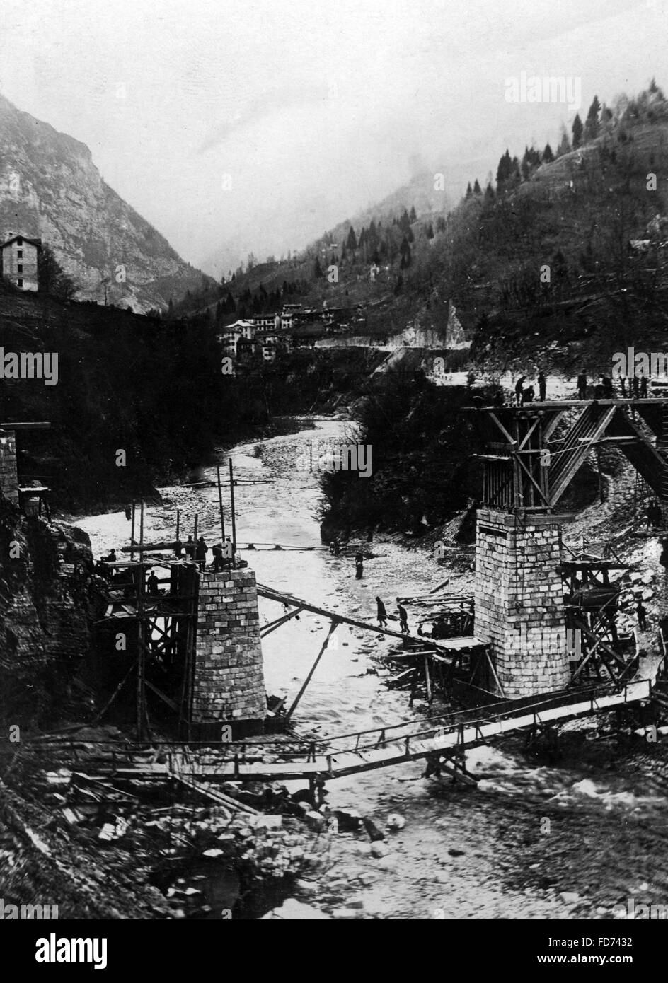 Wiederaufbau einer Brücke, 1918 Stockfoto