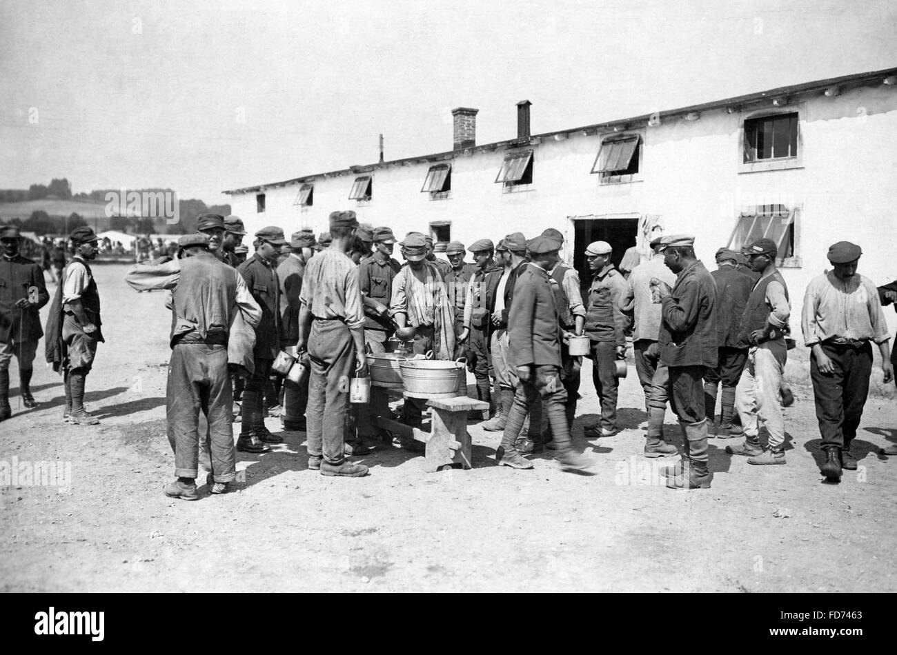 Italienische Kriegsgefangene am Mittag, 1918 Stockfoto