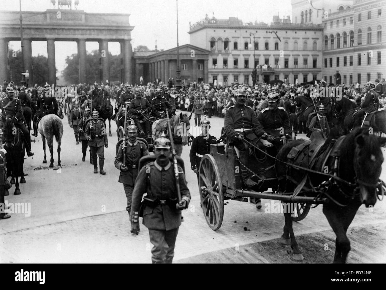 Militärparade mit Kriegsbeute, 1914 Stockfoto