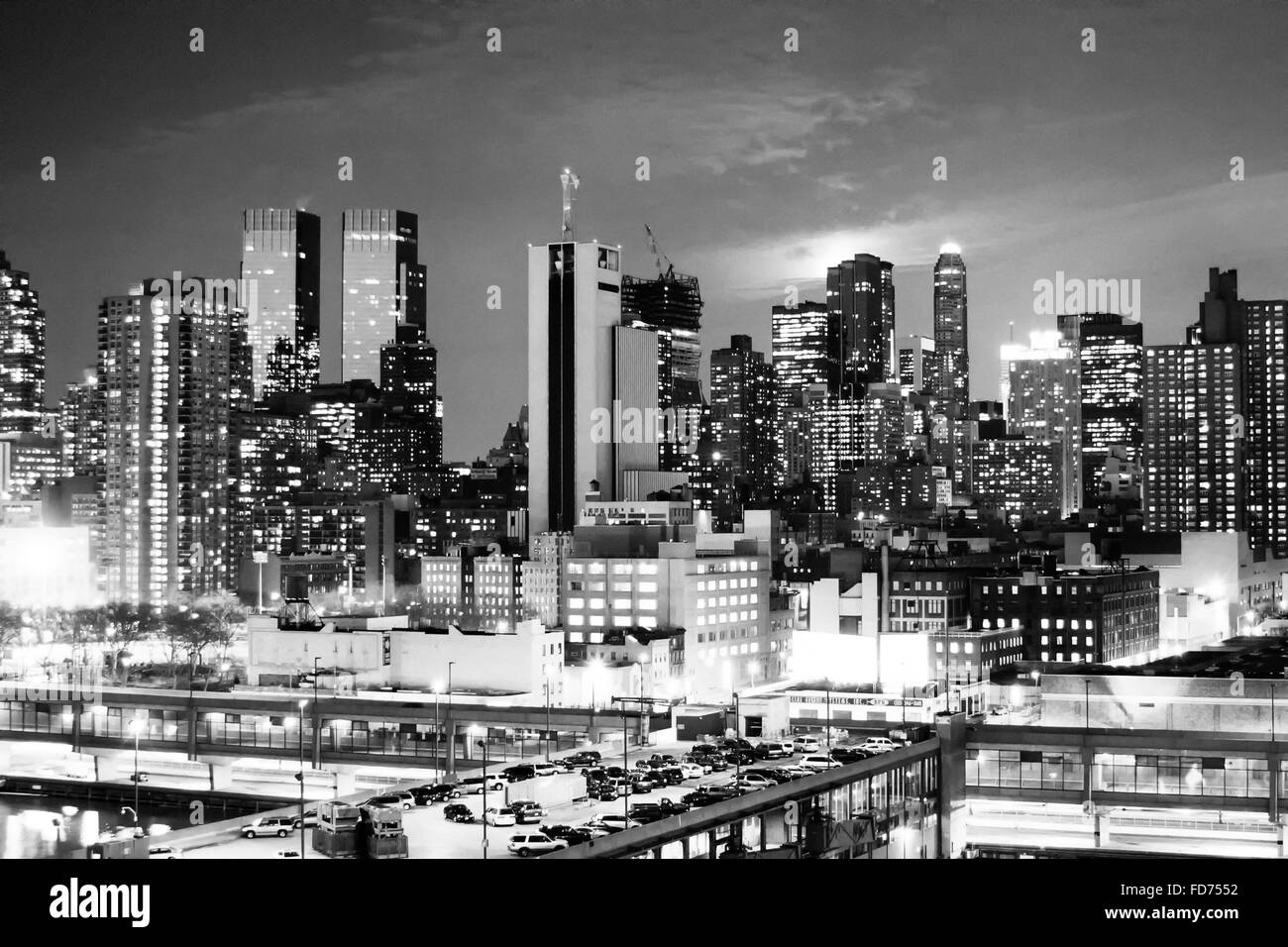 Ein Blick auf einen Parkplatz auf der Oberseite eines Gebäudes und das Panorama von Midtown Manhattan bei Sonnenuntergang in New York City, USA. Stockfoto