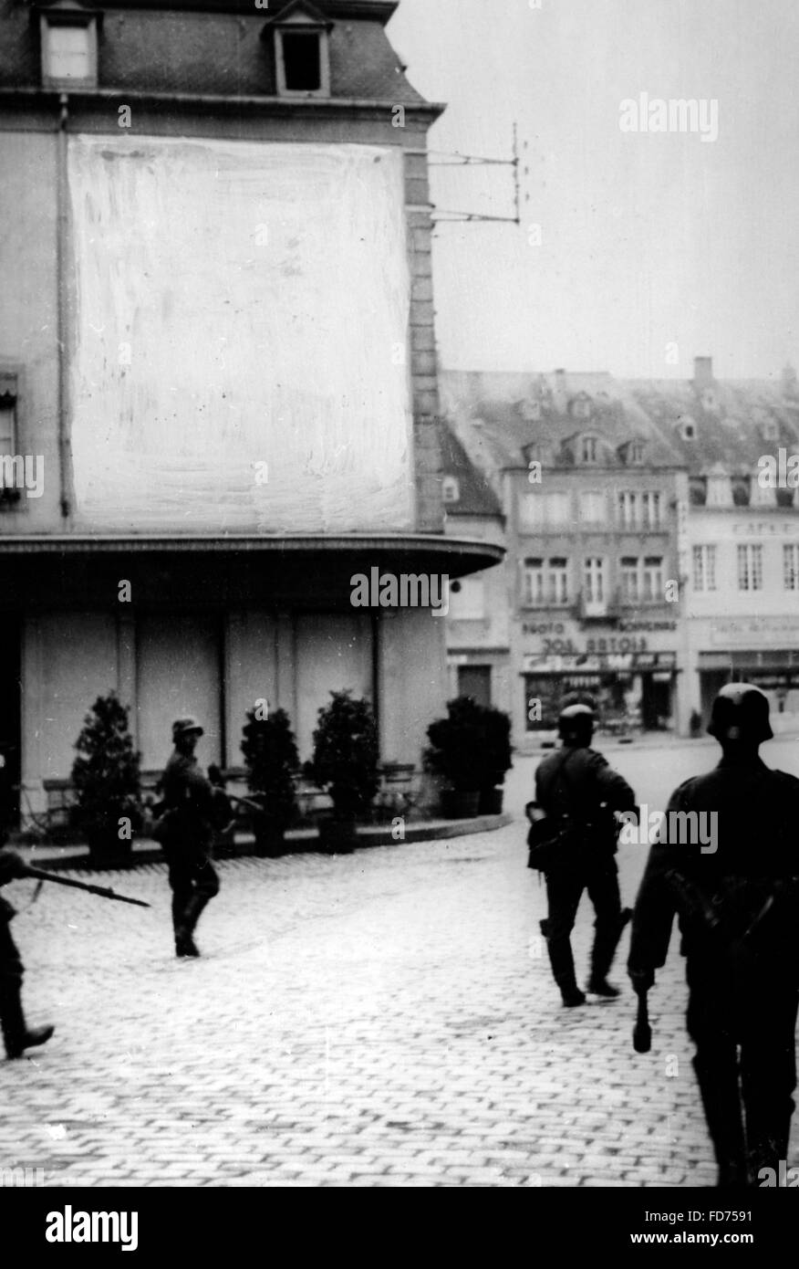 Deutsche Soldaten werden in Holland, auf dem Vormarsch 1940 Stockfoto