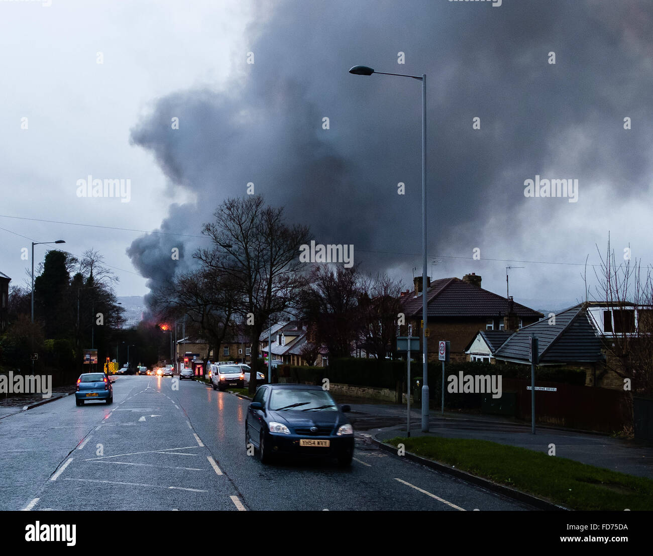 Bradford West Yorks. 28. Januar 2016. Die Szene in der lumb Lane um ca. 19.00 Uhr. Brand in Drummonds Mühle, auf Lumb Lane in Drummonds Mühle Feuer, Bradford. Manningham begann um 11.30 Uhr und um rund 100 Feuerwehrmänner in Angriff genommen wird. Die Menschen waren von ca. 100 Wohnungen um Lumb Lane, Manningham Lane und Grosvenor Road evakuiert. Credit: Ian Wray, Alamy leben Nachrichten Stockfoto