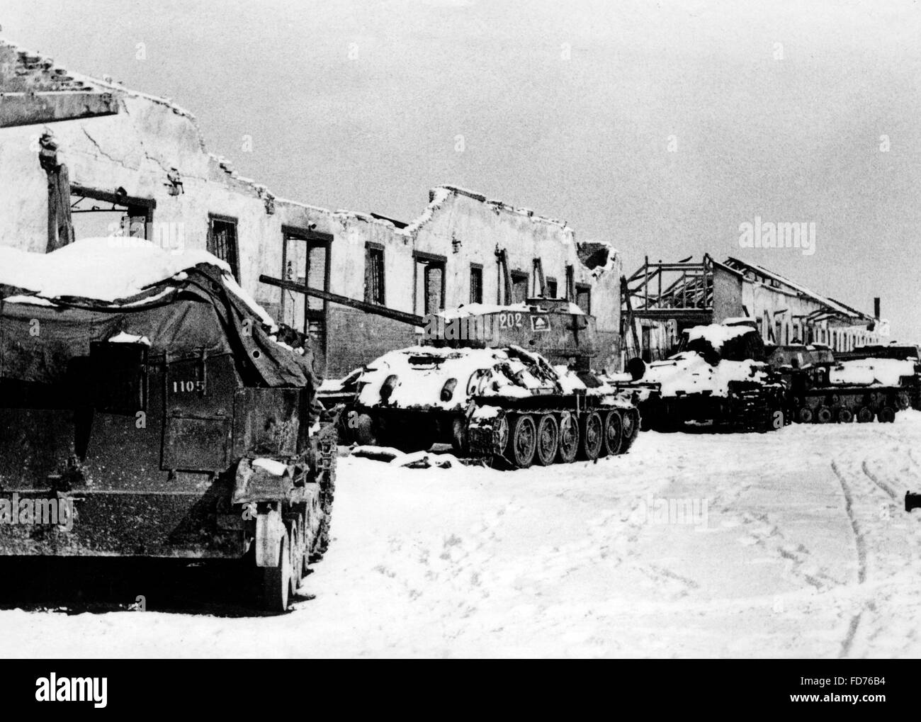 Zerstörte sowjetische Panzer in Szekesfehervar, 1945 Stockfoto