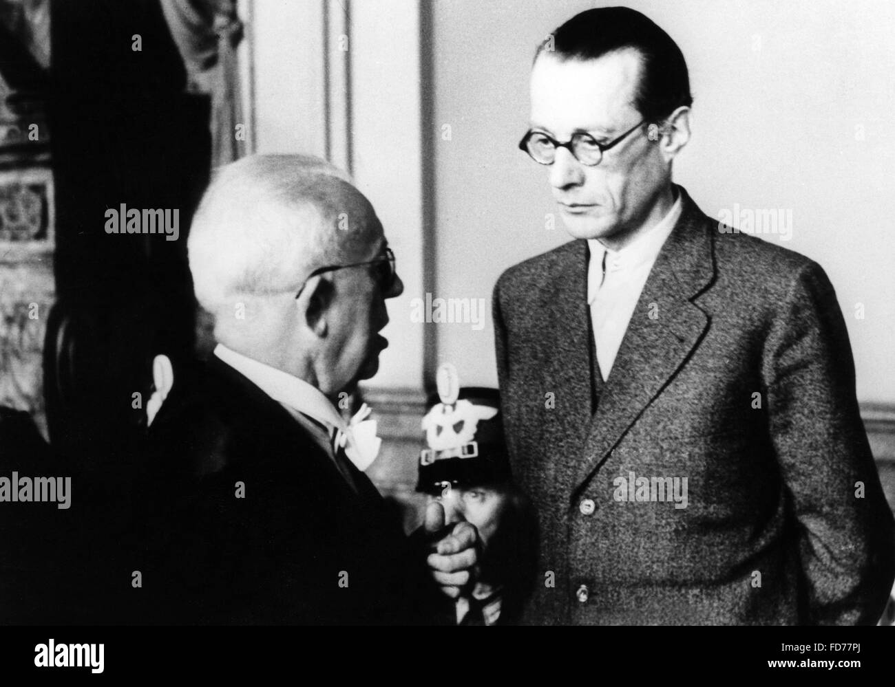 Ulrich Wilhelm Graf Schwerin von Schwanenfeld vor dem Volksgerichtshof in Berlin, 1944 Stockfoto