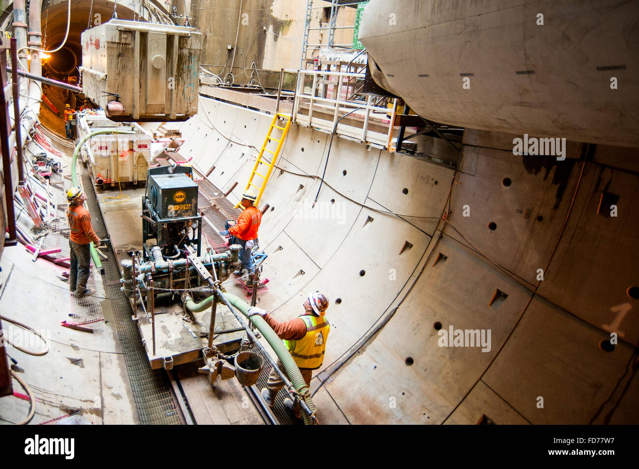 Baustoffe in eine große Abwasserleitung und einen Tunnel in Portland im US-Bundesstaat Oregon geladen. Stockfoto