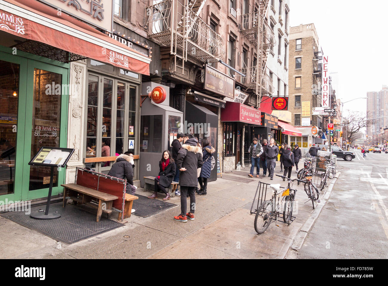 Junge Menschen Warten Sitzen Vor Einem Restaurant In New York Citys Stadtteil Bereich Namens Hells Kitchen Stockfotografie Alamy