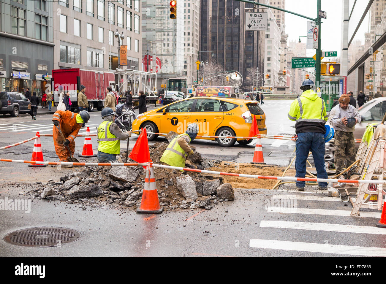 Öffentliche Arbeiter graben eine Loch auf der Straße von New York City zu Reparatur - abgesperrt, die Gegend zu sichern Stockfoto