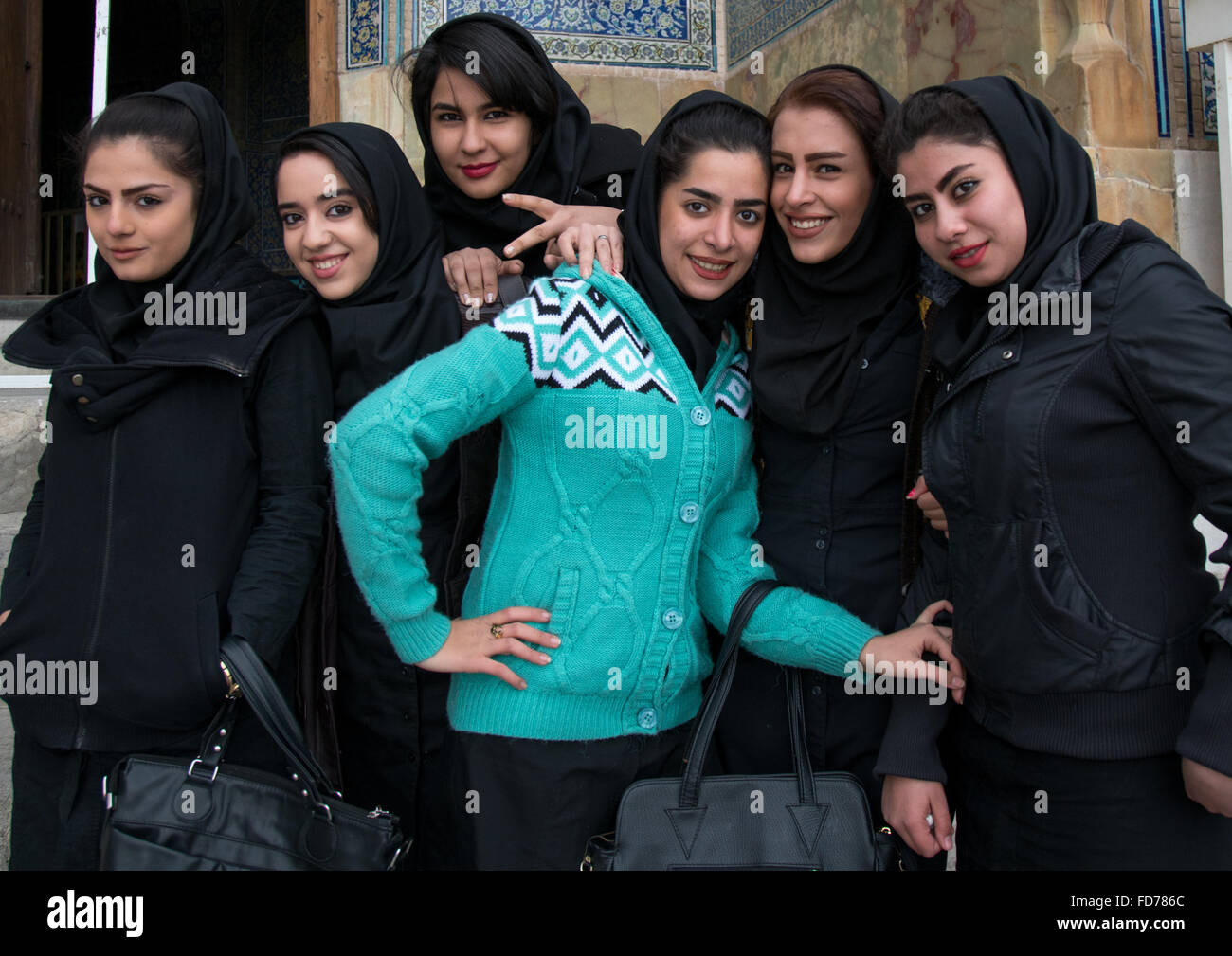 iranische Frauen posieren in der Straße, Provinz Isfahan, Isfahan, Iran Stockfoto