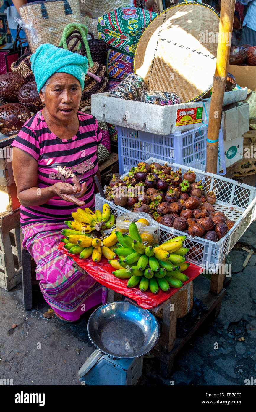 Markt-Händler mit Bananen (Musa) und Salak, Schlange Obst oder Schlangenhaut Frucht, Frucht Salak (Salacca Zalacca), Ubud, Bali, Stockfoto