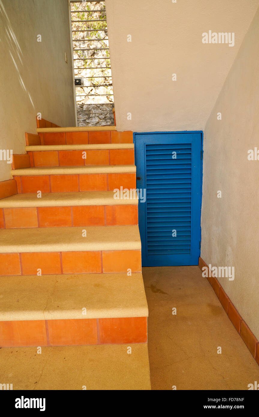 Blau bemalten Tür und Ton Treppen im Hause in Mexiko Stockfoto