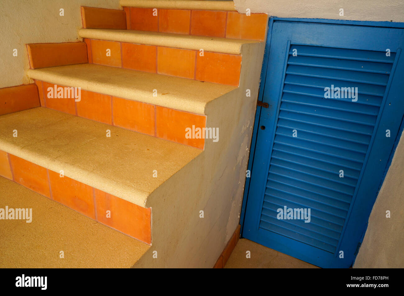 Blau bemalten Tür und Ton Treppen im Hause in Mexiko Stockfoto