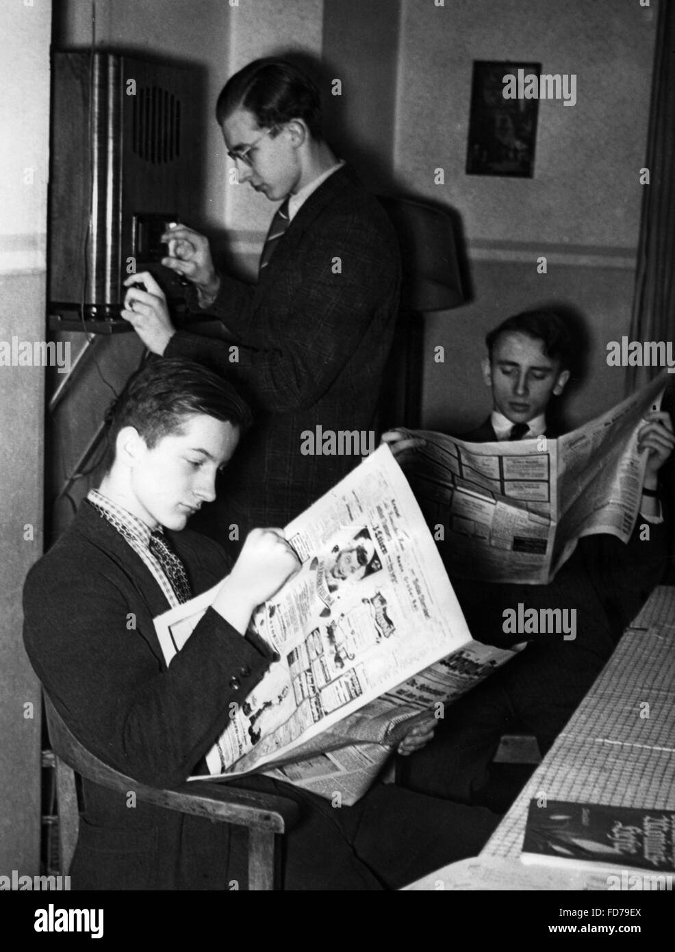 Volksempfaenger im Aufenthaltsraum ein Internat, 1940 Stockfoto