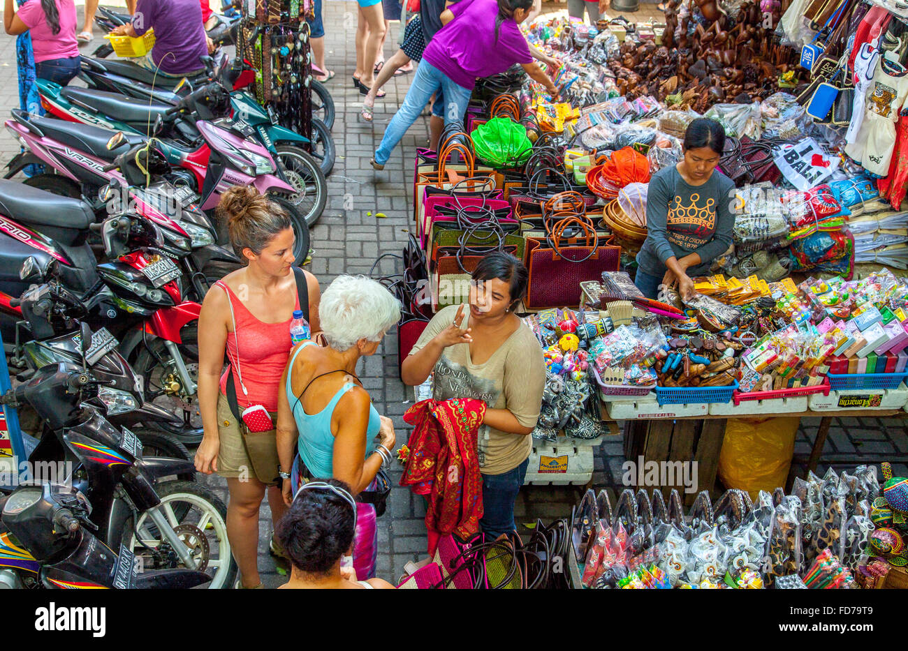 Trader handelt mit Touristen feilschen, Preisverhandlungen, Wochenmarkt in Ubud mit Touristen und Besucher, Markttag, Markt Stockfoto