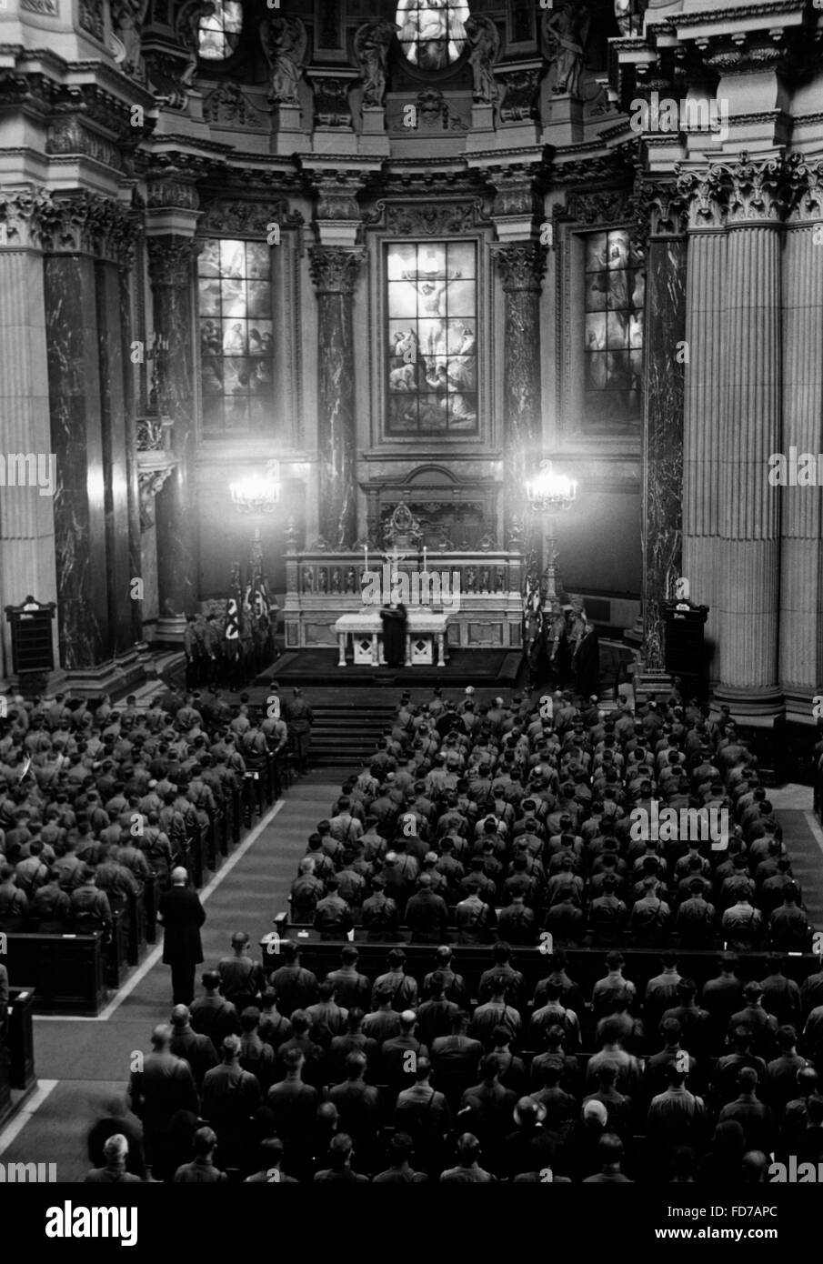 Dienst in der Kirche an Adolf Hitlers Geburtstag im Berliner Dom, 1933 Stockfotografie - Alamy