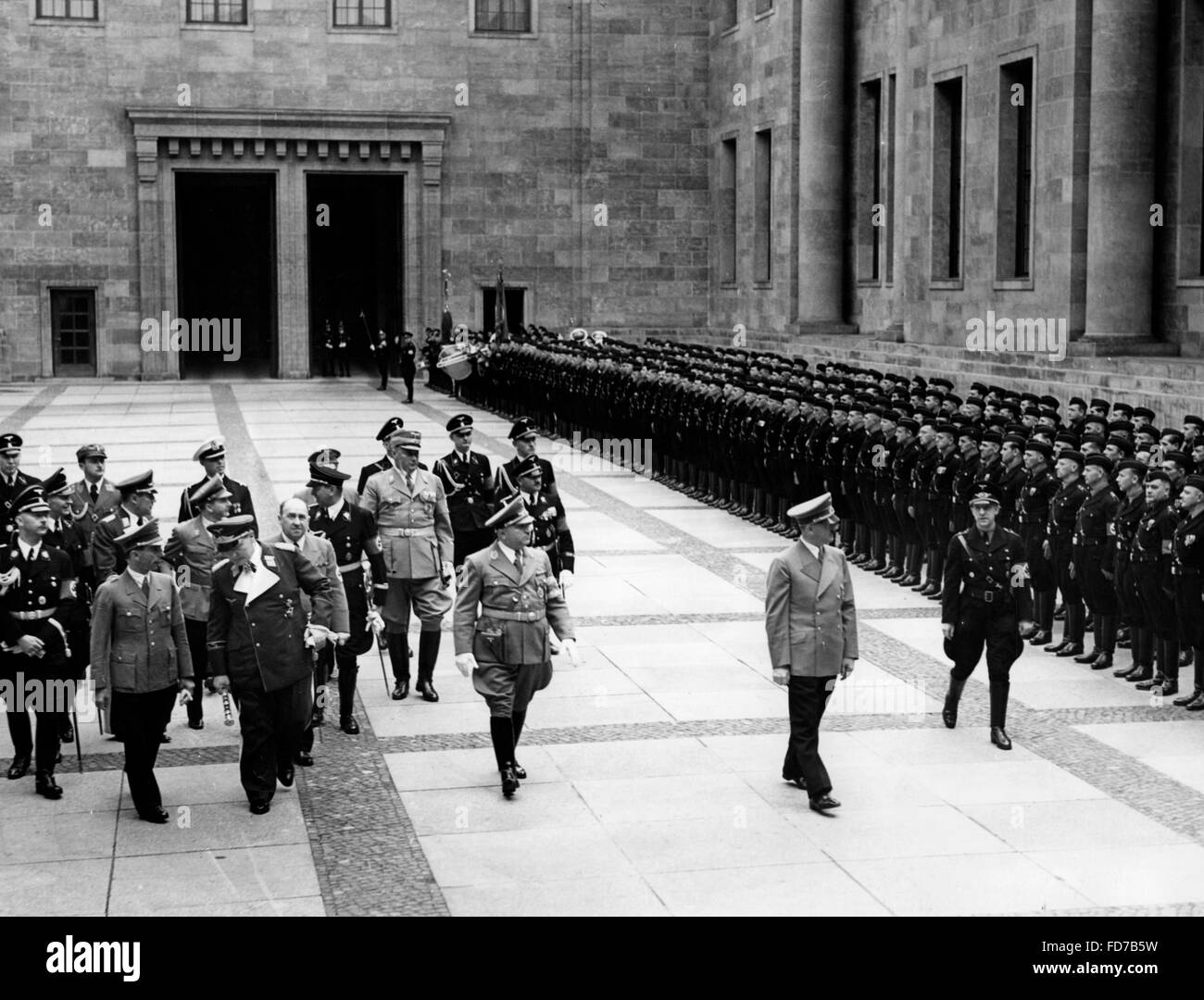 Adolf Hitler mit Delegationen der Unternehmen im Hof der neuen Reichskanzlei, Berlin 1939 Stockfoto