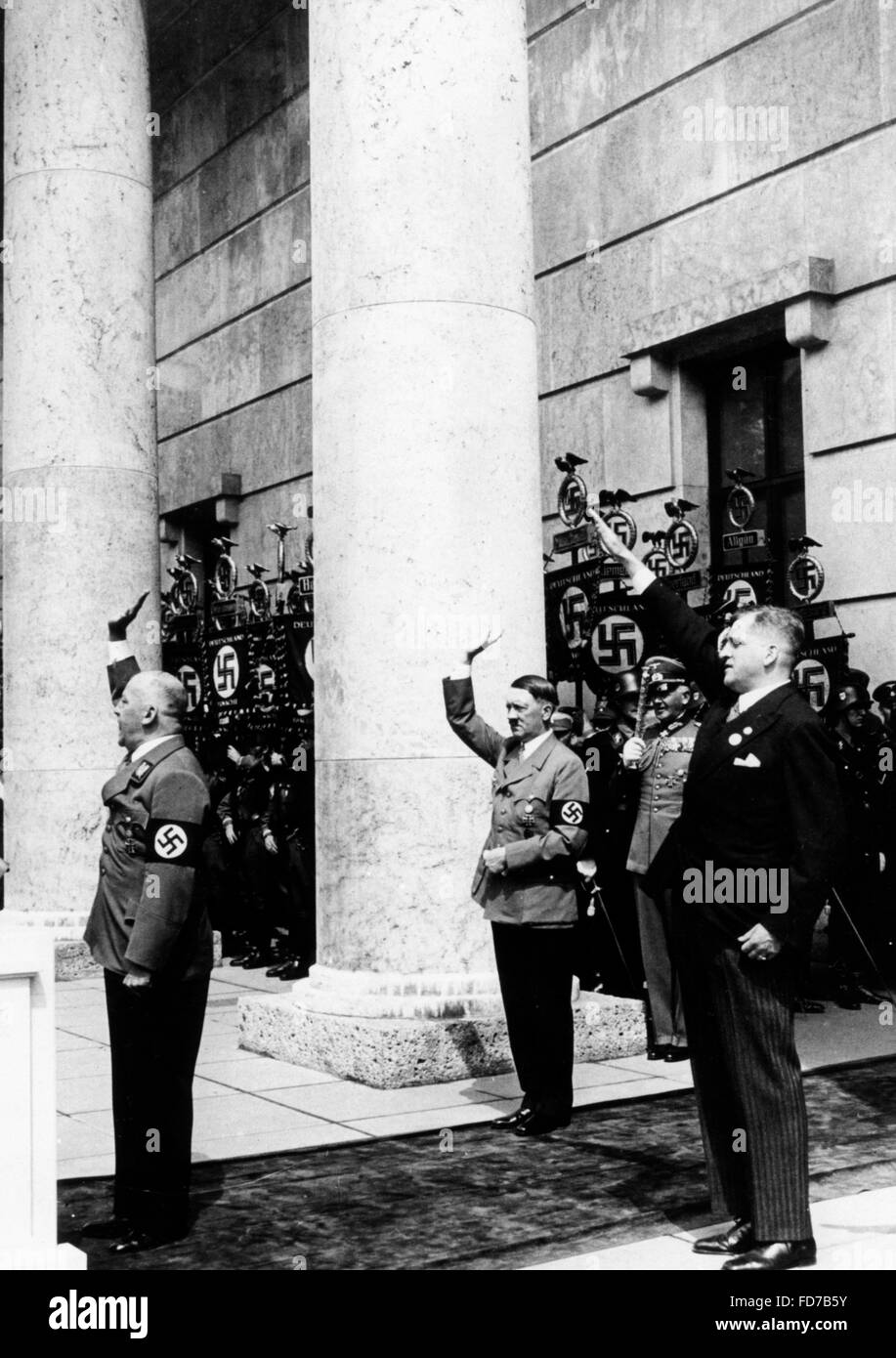 Adolf Wagner, Adolf Hitler und August von Finck im Haus der Deutschen Kunst, 1937 Stockfoto