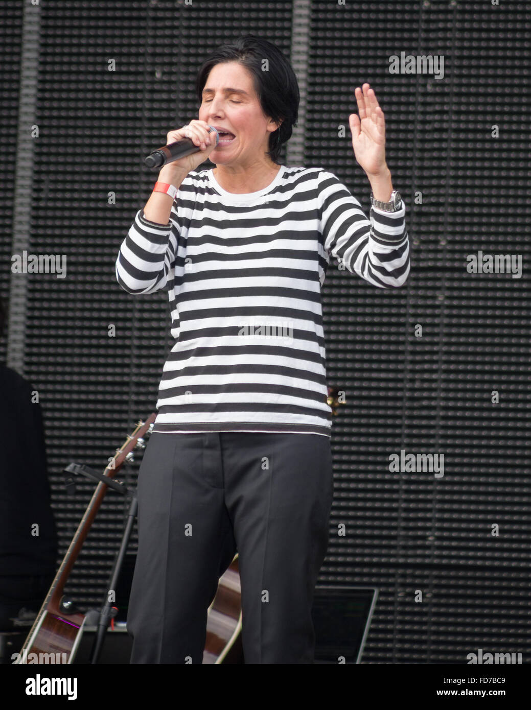 Sharleen Spiteri, Lead-Sänger der Rockband Texas, führt auf der Bühne auf dem siegreichen Festival in Portsmouth Stockfoto