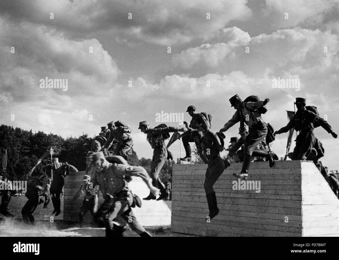 SA-Mitglieder beim Hindernislauf, undatiert Stockfoto