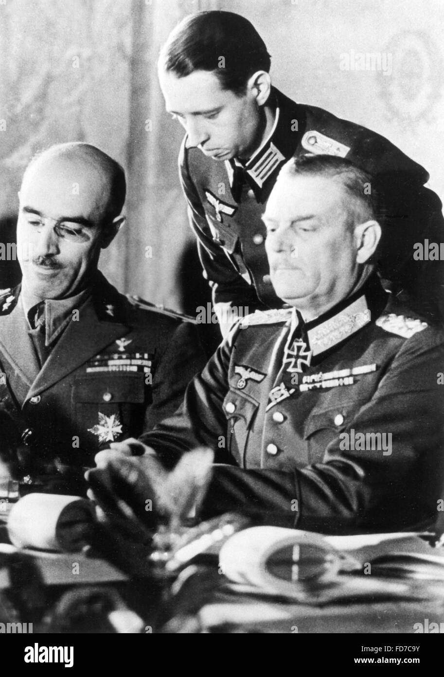 Wilhelm Keitel unterzeichnet eine Zusatzvereinbarung zum Dreimächtepakt, 1942 Stockfoto