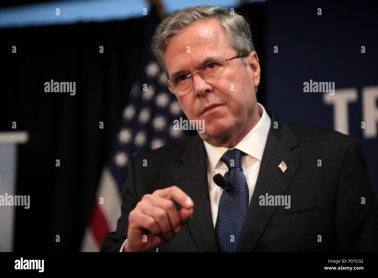 Der ehemalige Gouverneur und GOP Präsidentschaftskandidaten Jeb Bush spricht mit Unterstützern und Mitarbeitern an einem Nationwide Insurance Rathaus Treffen 27. Januar 2016 in Des Moines, Iowa. Stockfoto