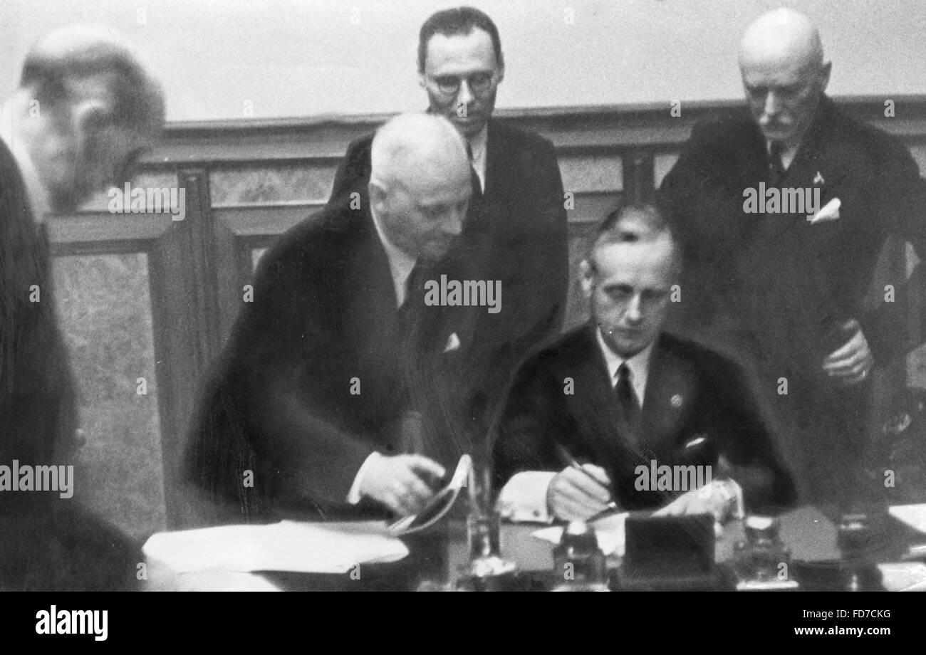 Von Ribbentrop unterzeichnet den Molotow-Ribbentrop-Pakt, 24.08.1939 Stockfoto