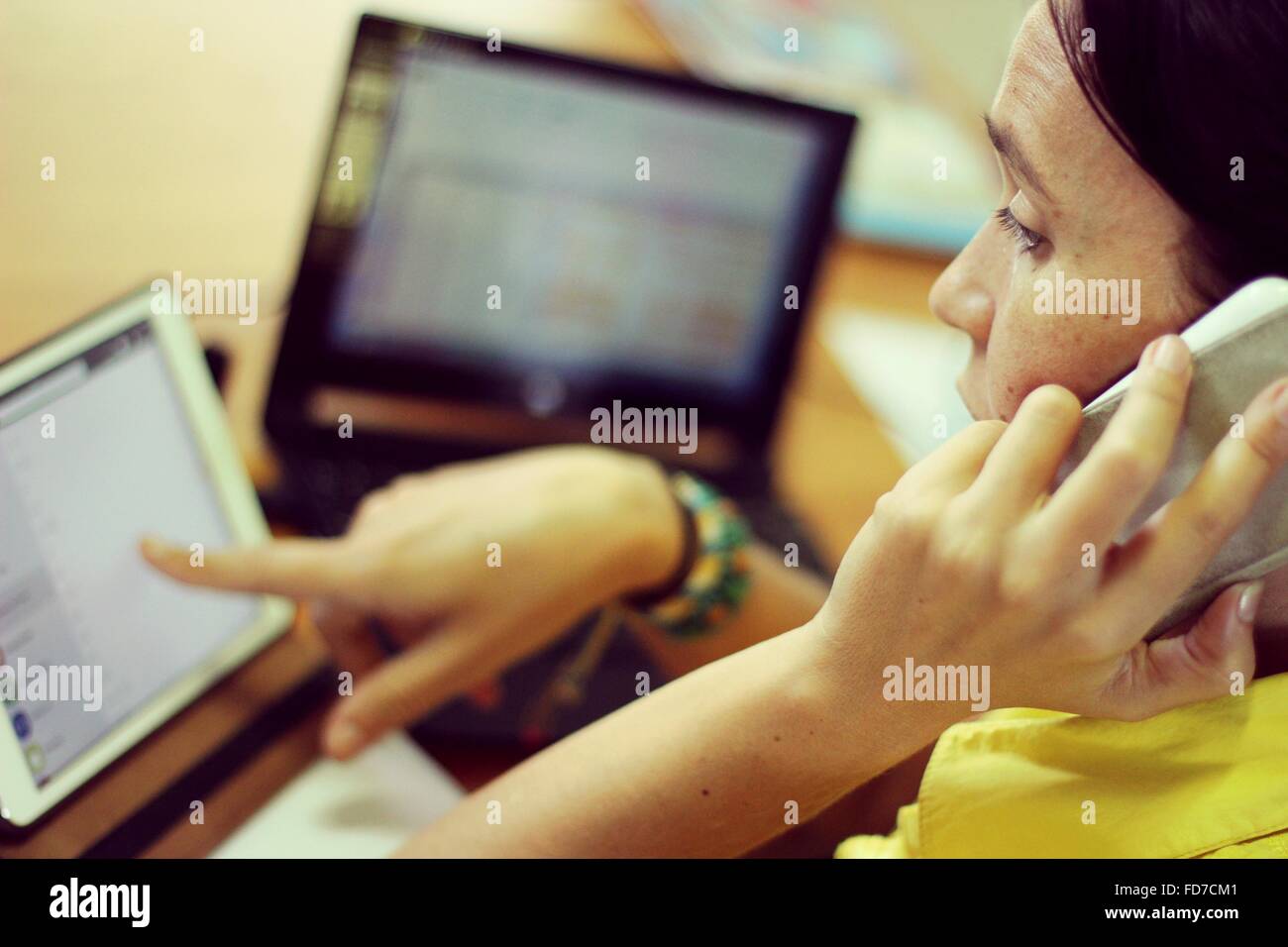 Zugeschnittenes Bild Frau besuchen Anruf während der Arbeit im Büro Stockfoto