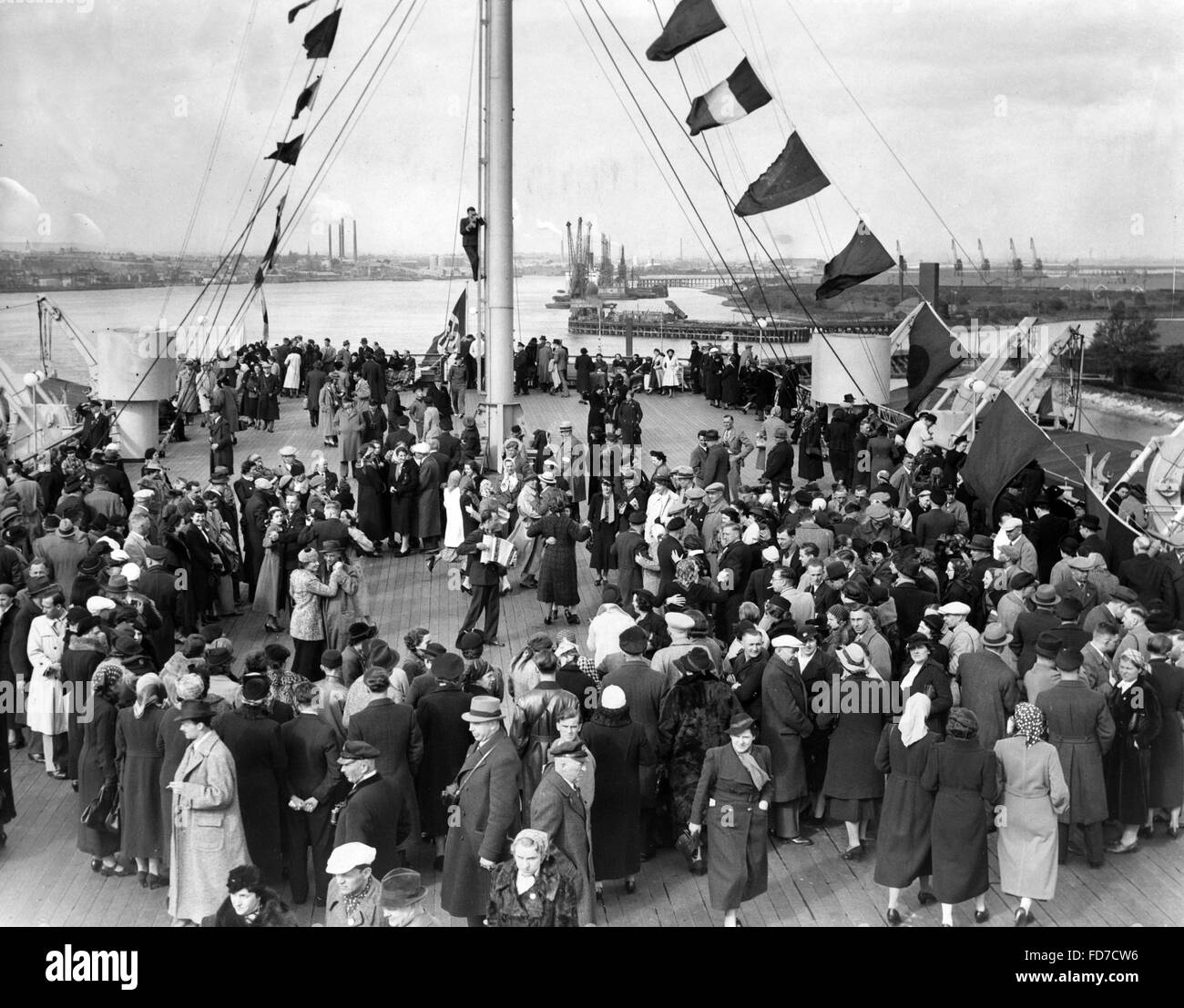 Lachen an Bord der "Wilhelm Gustloff" bei den Reichstagswahlen 1938 Stockfoto